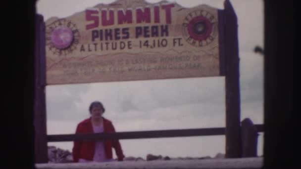 Woman taking photo with sign — Stock Video