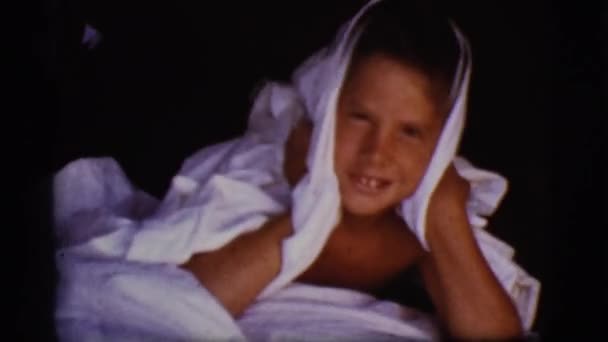 Мальчики в постели — стоковое видео