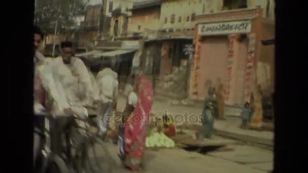 Pessoas andando em ruas indianas — Vídeo de Stock