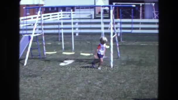 Chłopiec biegną na podwórku — Wideo stockowe