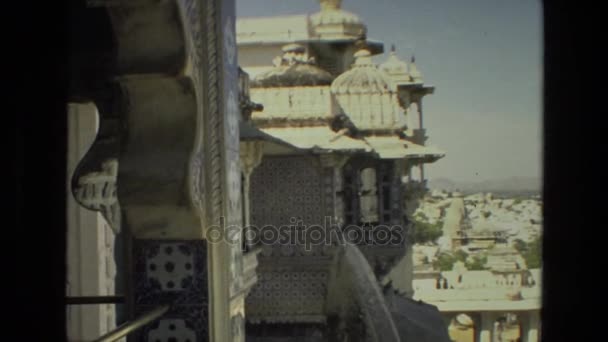 Oiseaux sur le balcon du bâtiment indien — Video