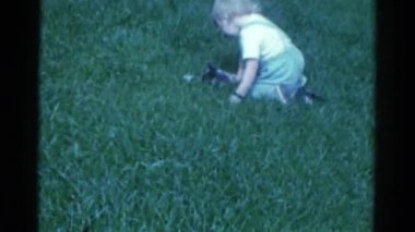 çimenlerin üzerinde oturan kedi çocuk