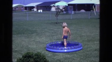 Arka bahçesinde Havuz duran çocuk