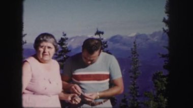 üst düzey çift karşı dağlar poz