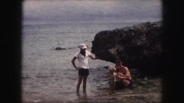 adam ve küçük kız ayakta 