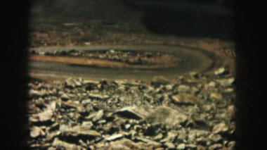 dağ yolunda araba ile