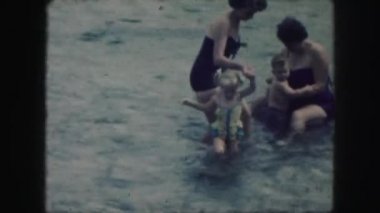 çocuklarla Yüzme kadın