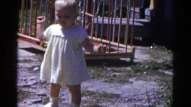  Kız yürüyen öğrenme