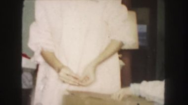 Kız küçük çocuklarla kutusunu açma