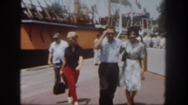 İskelede yürüyüş insanlar