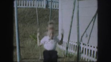 Küçük çocuk sallanıyor