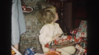 Çocuk Noel hediyeleri açma 