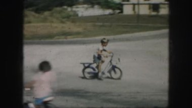 küçük çocuk sürüş Bisiklet