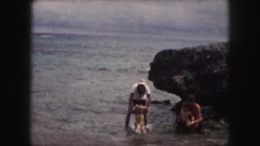 Baba kızıyla oynuyor. 