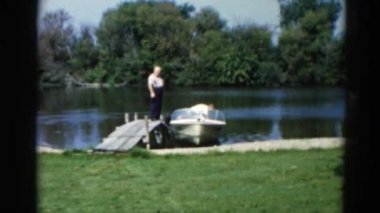 Motorlu tekne ile göl yakınındaki iki adam