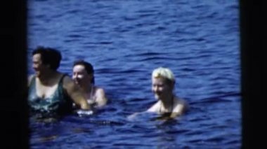 Nehirde Yüzme insanlar