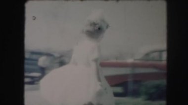 Kız giyiyor gelinlik