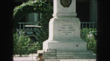 Beyaz anıt çalışan çocuklar