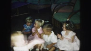 çocuklar el alkışlar