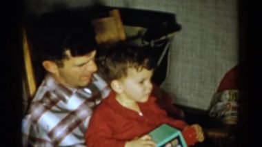  çocukla oturan babası