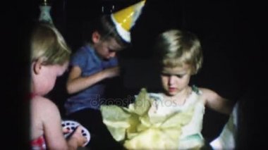 Çocuklar hediyeleri açma