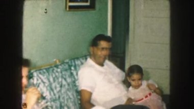 Noel ağacının yanında oturan aile