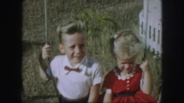 sallanan küçük çocuklar