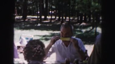 insanlar dışarıda akşam yemeği