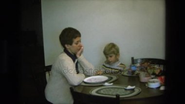 Aile masada oturuyor.