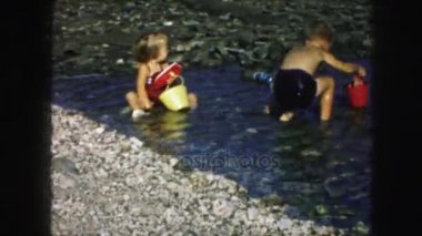 renkli kova ile oynayan çocuklar