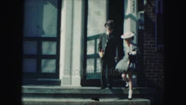 Enfants bien habillés marchant — Video