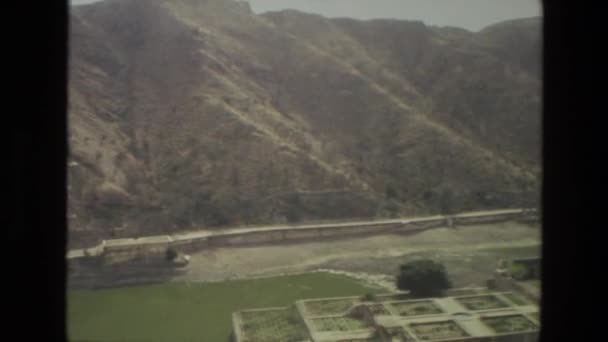 Vista a las montañas desde la terraza del palacio — Vídeos de Stock