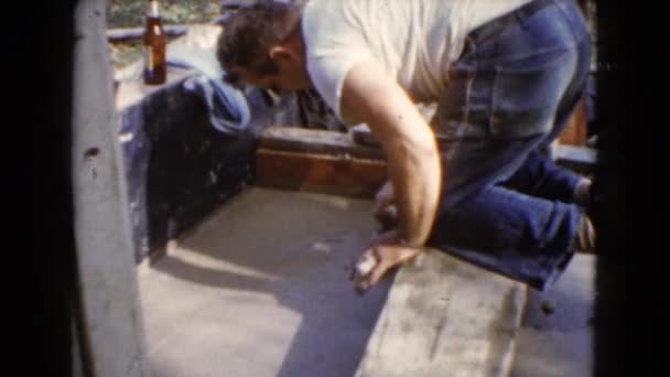 Человек, работающий на стройке — стоковое видео