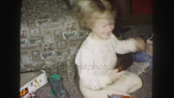 Niños jugando regalos de Navidad — Vídeos de Stock