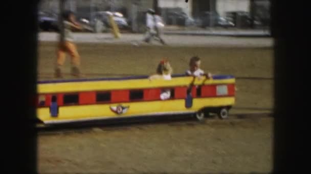 Dla dzieci zabawy na pociąg atrakcją — Wideo stockowe