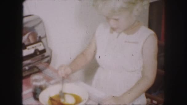 Niña pintando huevo de Pascua — Vídeos de Stock