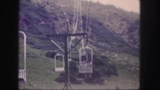 Hombre montando en funicular de montaña — Vídeos de Stock