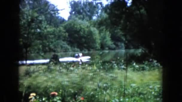 Gente navegando en el río bosque — Vídeos de Stock