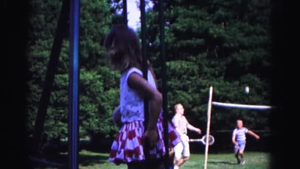 Niños jugando en el patio de recreo — Vídeo de stock