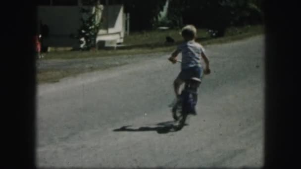 Crianças dirigindo bicicletas — Vídeo de Stock