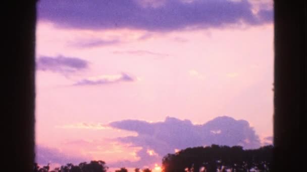 Vue d'observation des nuages au coucher du soleil — Video