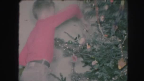 Παιδιά διακόσμηση του χριστουγεννιάτικου δέντρου — Αρχείο Βίντεο