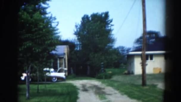 Αυλή με αυτοκίνητα κοντά στα σπίτια — Αρχείο Βίντεο