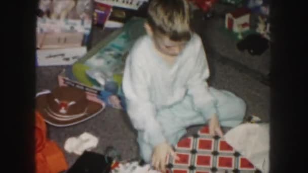 Kleiner Junge packt Weihnachtsgeschenk aus — Stockvideo