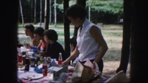 Mensen tijdens het diner buiten — Stockvideo