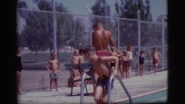 Rapaz a sair da piscina — Vídeo de Stock
