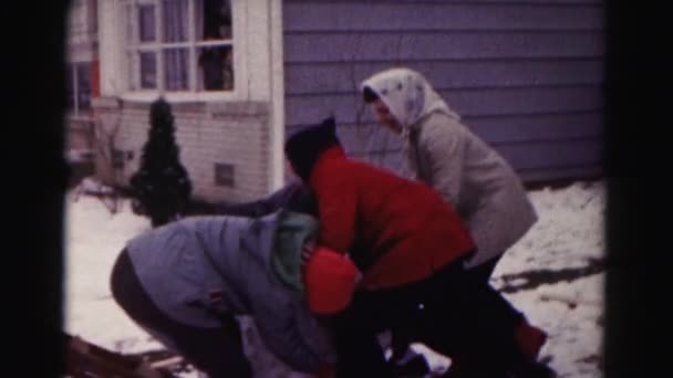 Enfants faisant bonhomme de neige dans la cour — Video