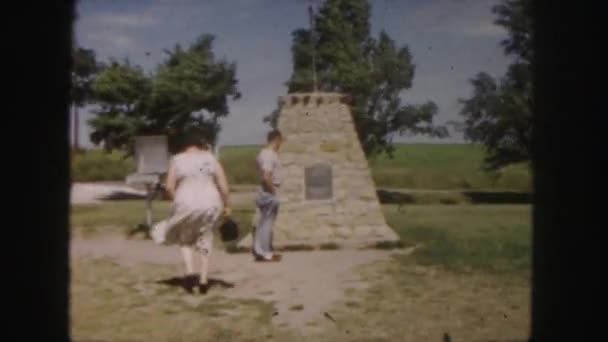 Senior par poserer ved siden af monument – Stock-video