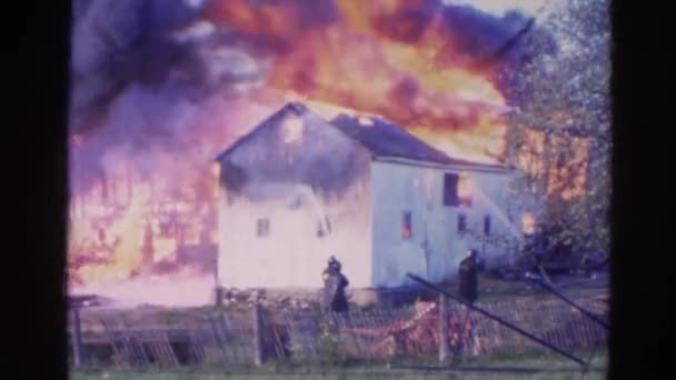 Enorme fuego destruir completamente la casa — Vídeo de stock