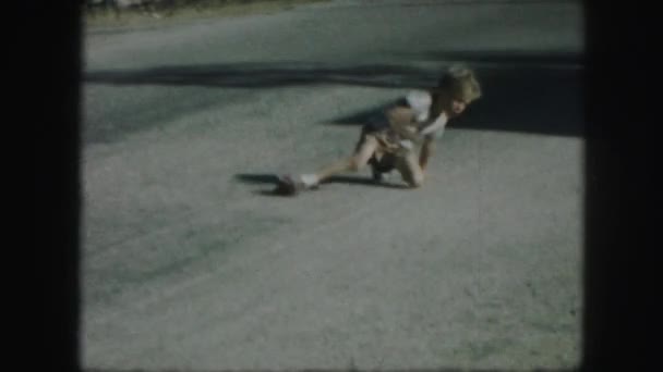 Мальчик упал на ролики — стоковое видео